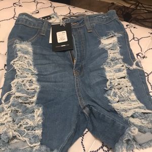 Distressed Bermuda shorts